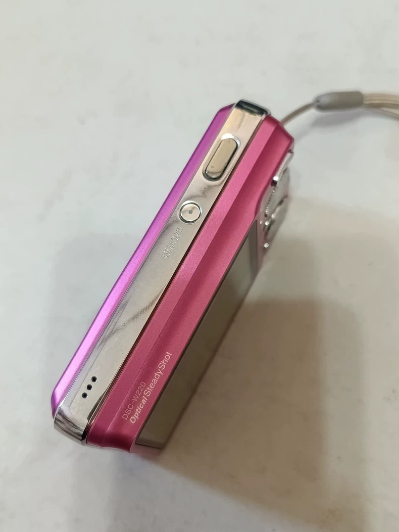 Sony Cyber-Shot DSC W220 12.1 MP Digital Camera 4x Optical Zoom