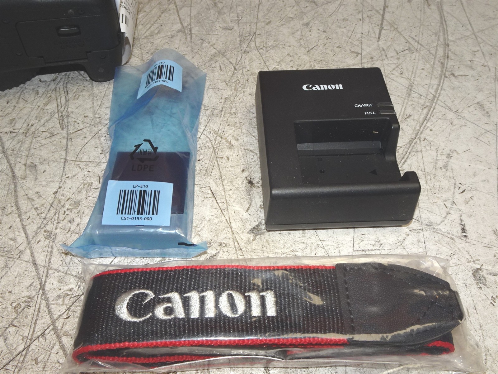 Canon EOS 1500D Rebel T7 DSLR 24.1MP w/ EF-S 18-55mm III Lens and Charger/Batt