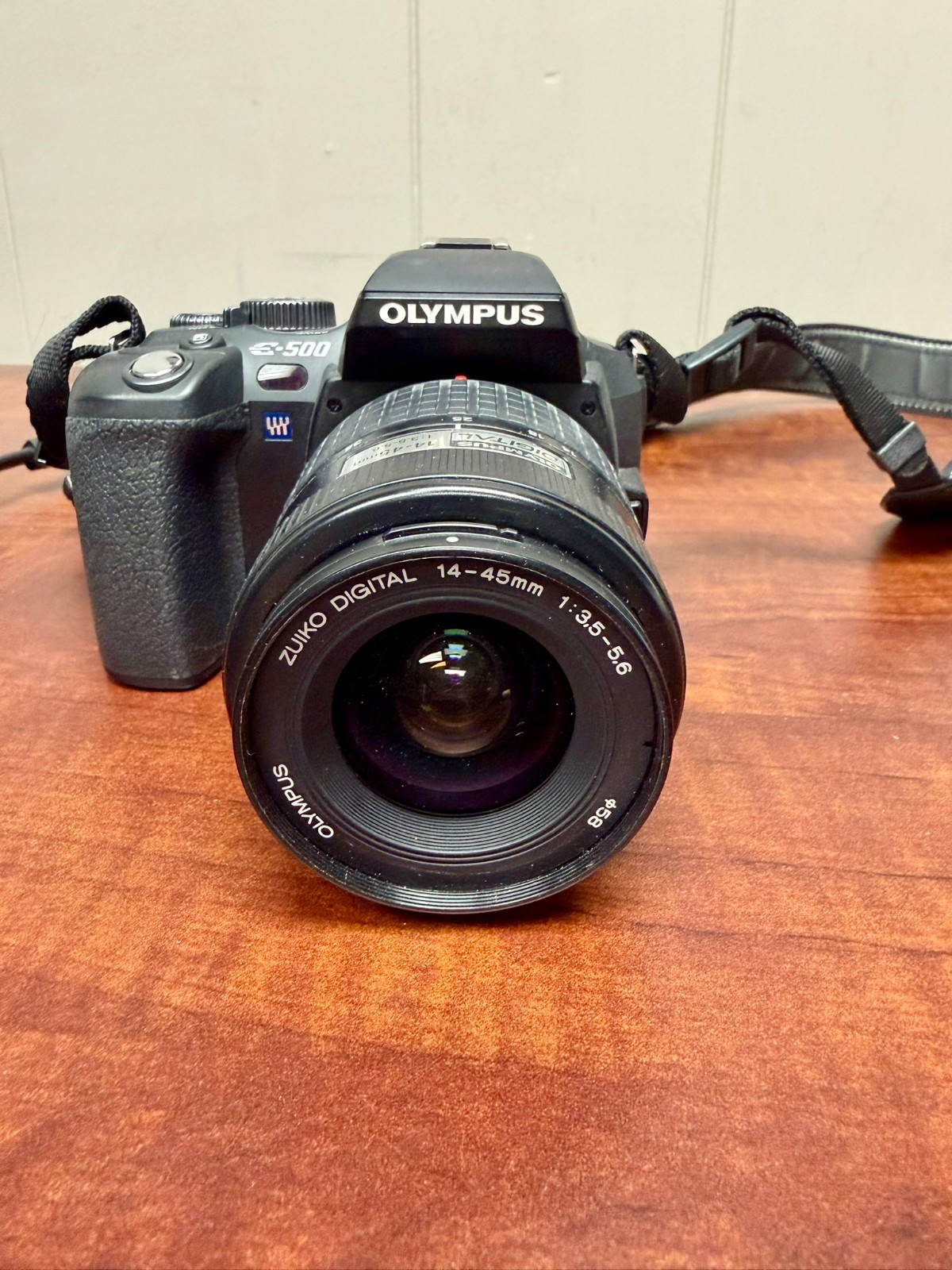 Olympus EVOLT E-500 8.0MP DSLR Camera w/ 14-45mm f/3.5-5.6 Lens & Charger