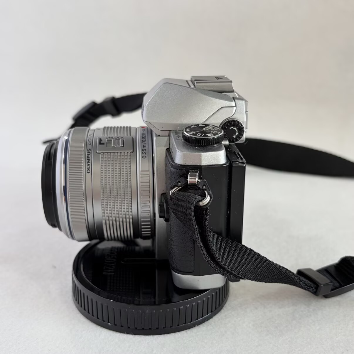 Olympus OM-D E-M10 Mark Mirrorless Digital Camera w/ 14-42mm EZ Lens (Silver)