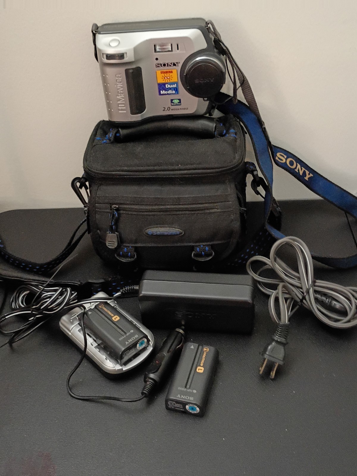 Vintage Sony FD Mavica 2.0MP Digital Camera MVC-FD200 Dual Media 6X Zoom Bundle
