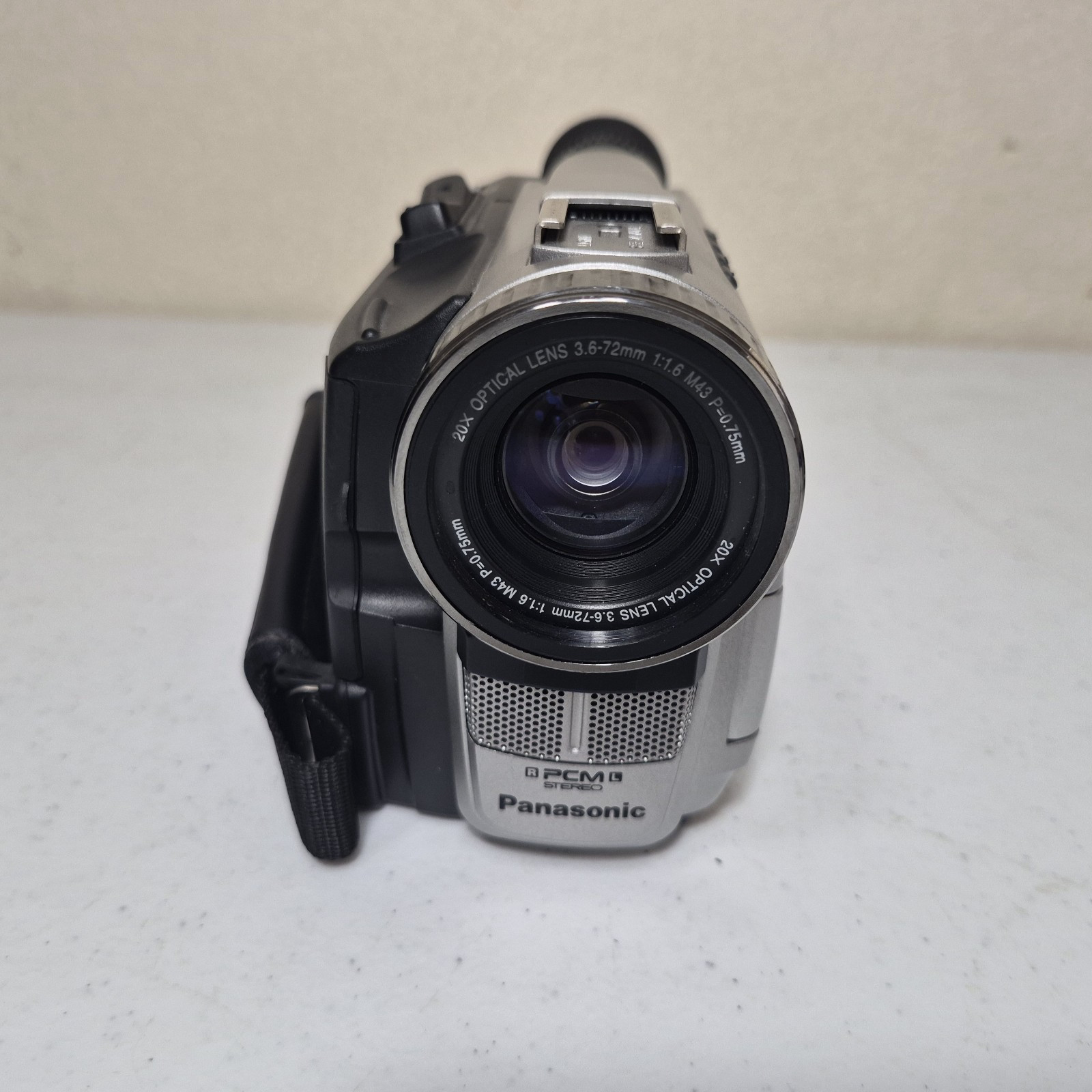 Panasonic PV-DV101D 2.5″ Screen 300x Digital Zoom Mini DV Video Palmcorder