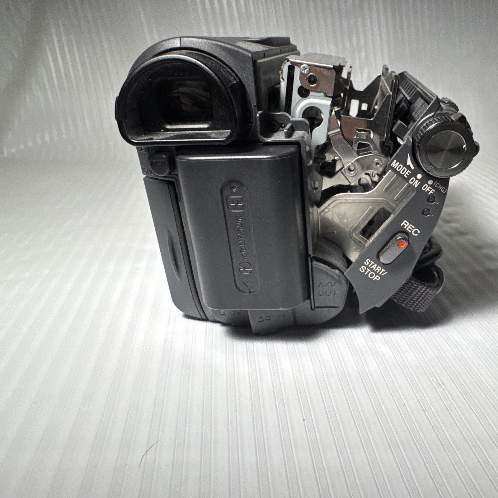 Sony Handycam DCR-HC38 MiniDV Camcorder 40x Zoom SD 2.5″ LCD Silver/Black