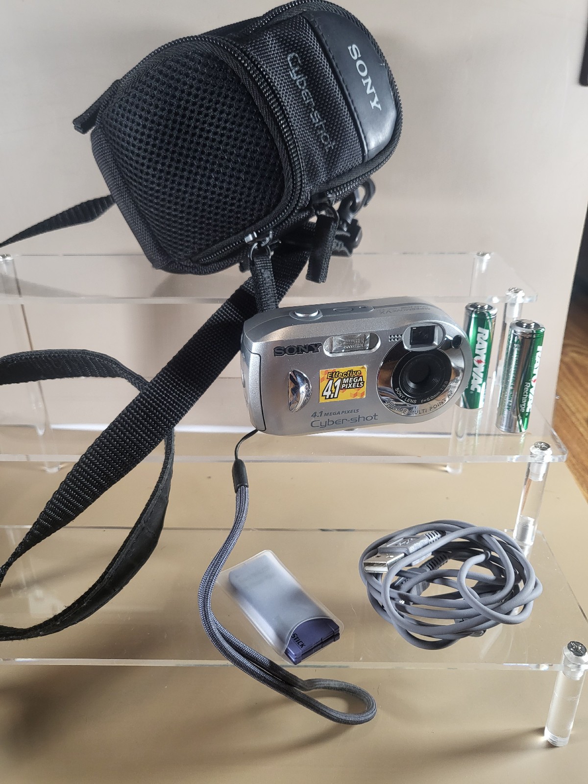 Sony Cyber Shot 4.1 Mega Pixel in Case Rechargable w/ Cords 3x zoom 2 Memory CAr