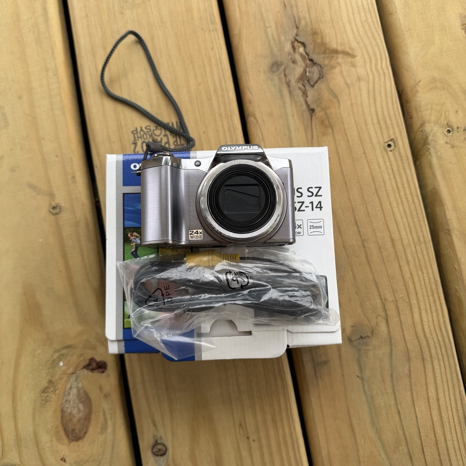 Olympus SZ-14 14MP Digital Camera 24x Optical Zoom No Charger