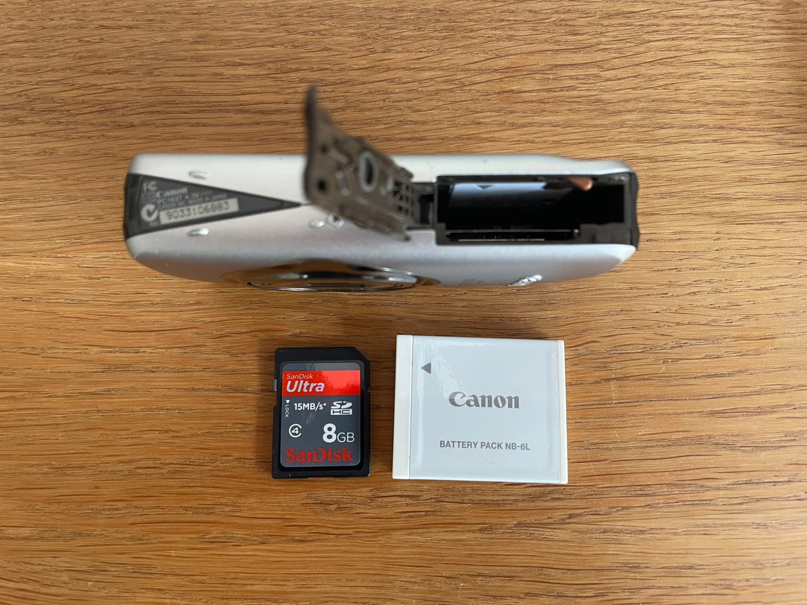 Canon IXUS 200 IS 12.1MP Compact Digital Camera Silver Boxed with Accessories