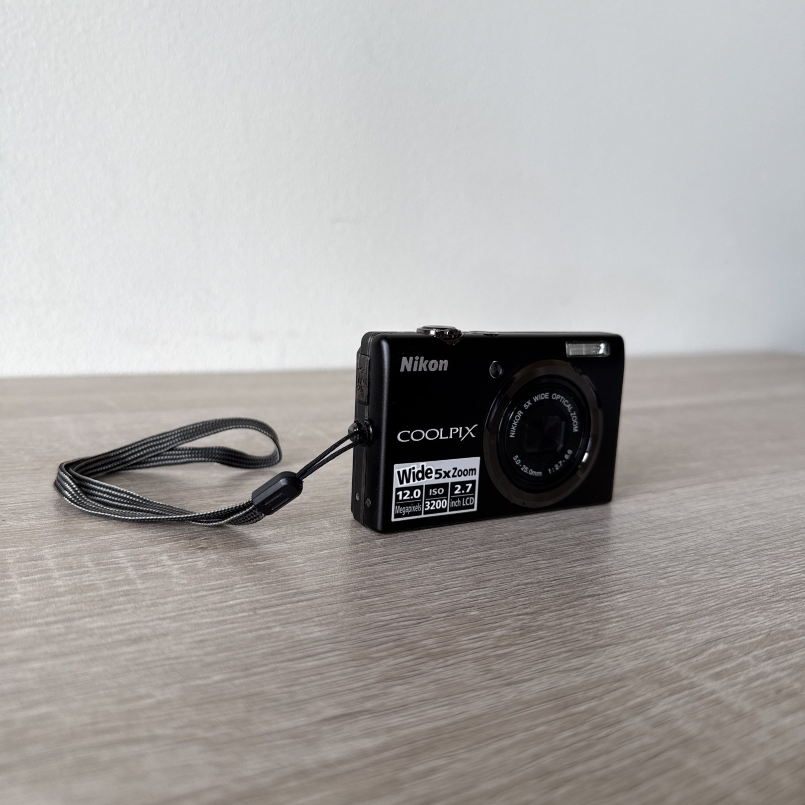 Nikon COOLPIX S570 12MP Digital Camera Black Charger + Memory Card + Battery