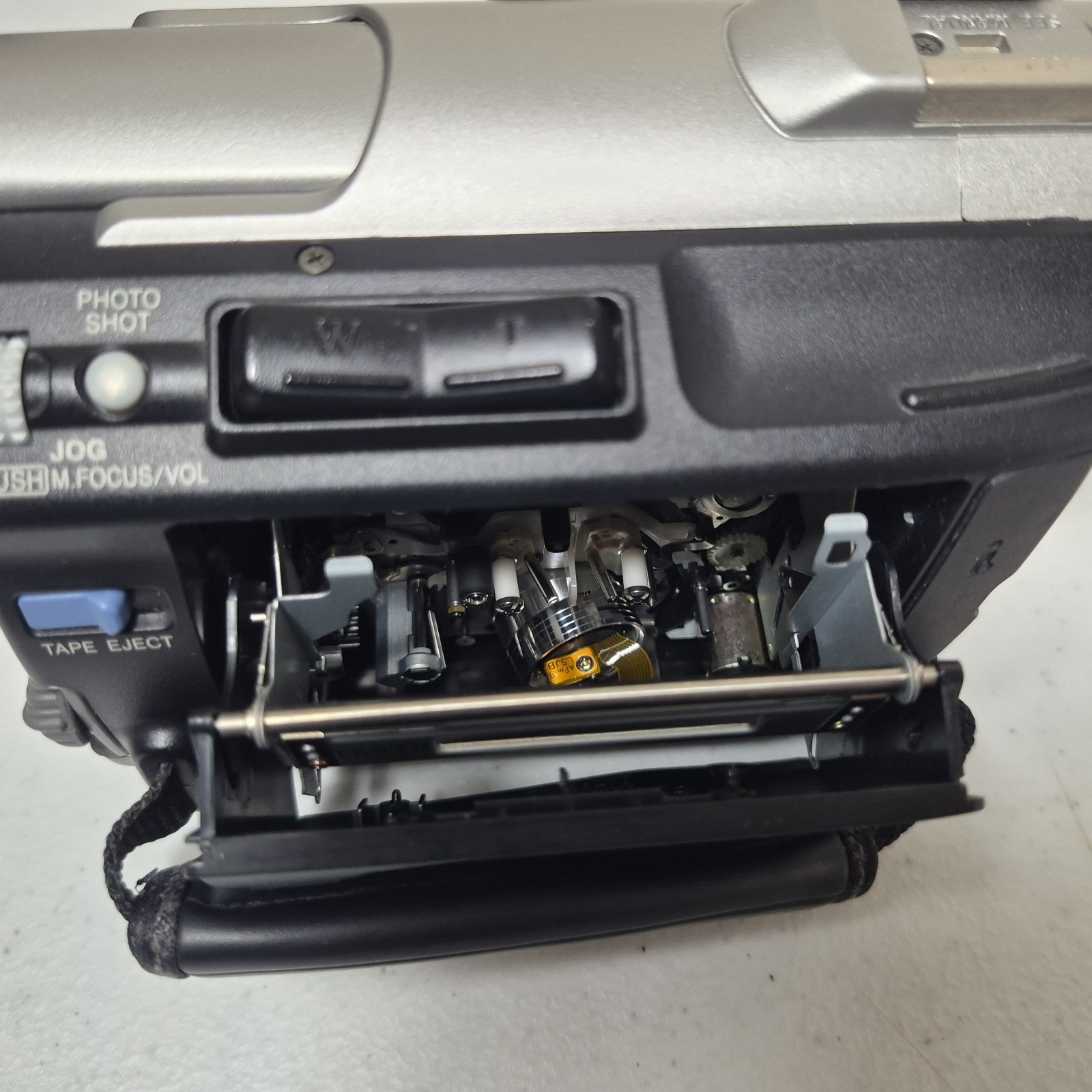 Panasonic PV-DV101D 2.5″ Screen 300x Digital Zoom Mini DV Video Palmcorder