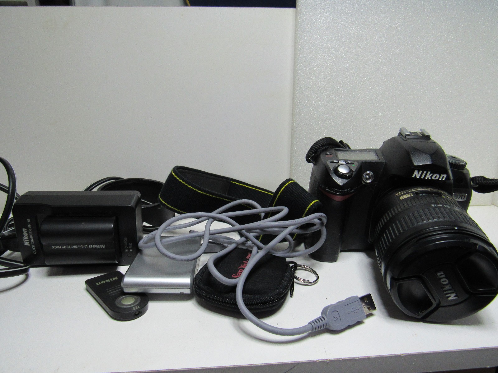 Nikon D70 Digital SLR Camera 18-70mm lens 6.1MP Black w/Battery, Charger/SD