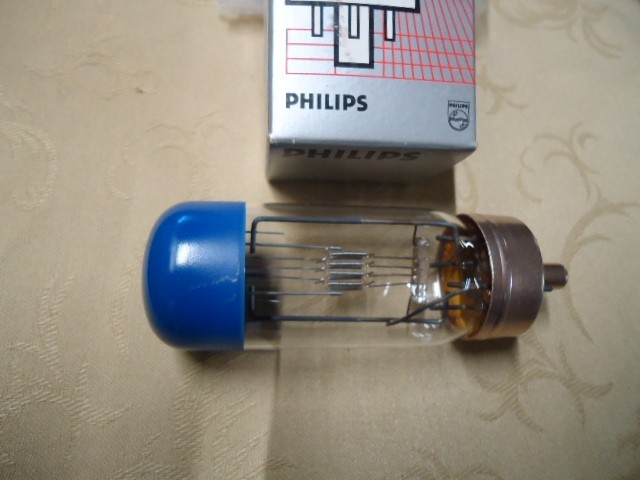 PHILIPS DAK/DAY Projection Bulb 500W 120V PHILIPS AVG. 25-HR; New/Old Stock