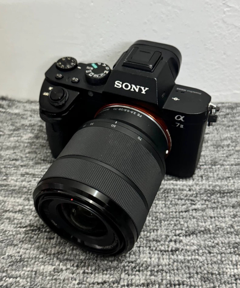 Sony Alpha a7 II Mirrorless Camera with FE 28-70mm f/3.5-5.6 OSS Lens 95% New