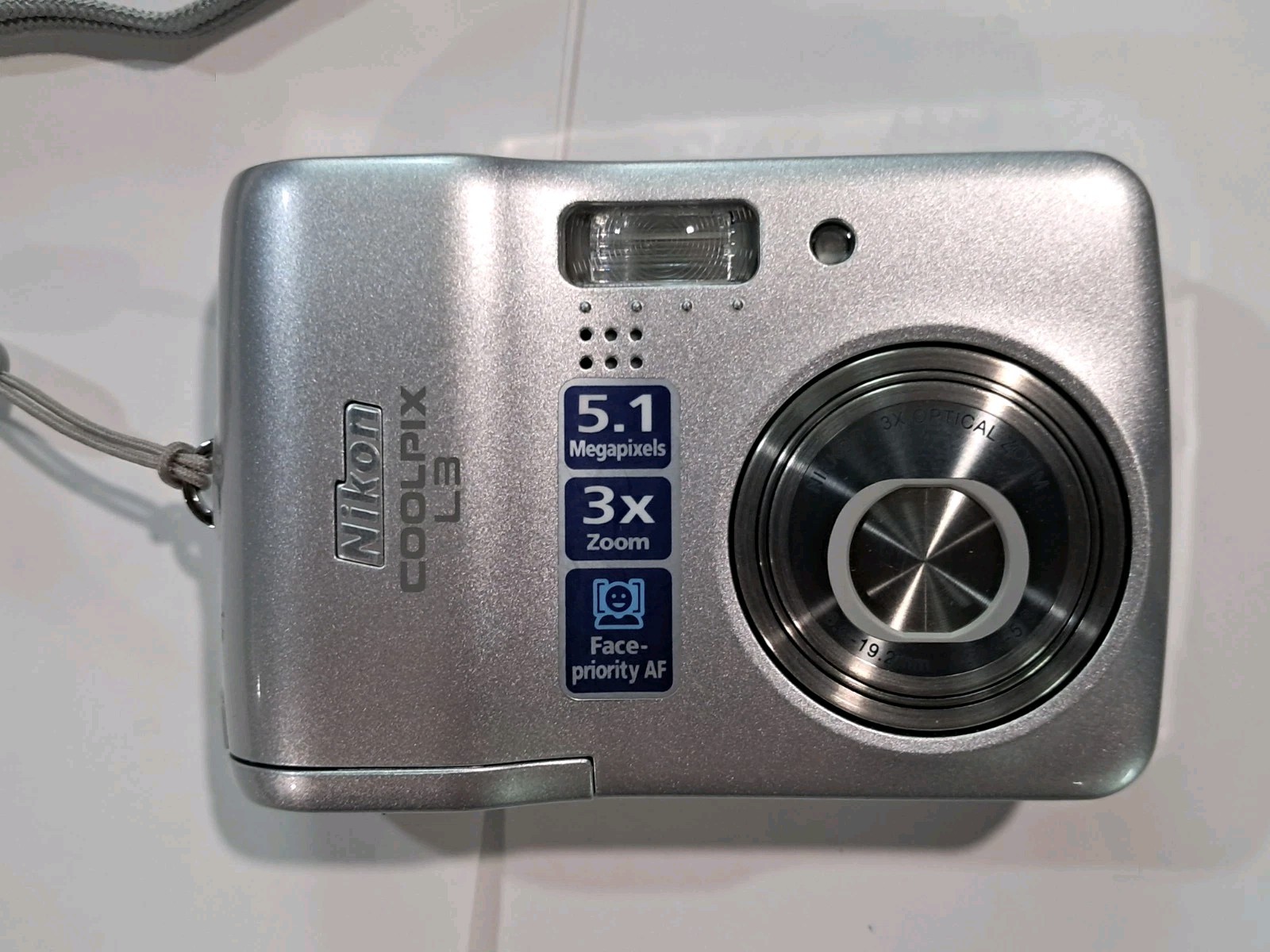 Nikon Coolpix L3 5.1MP Digital Camera Silver w/ Wrist Strap & Lowepro Case