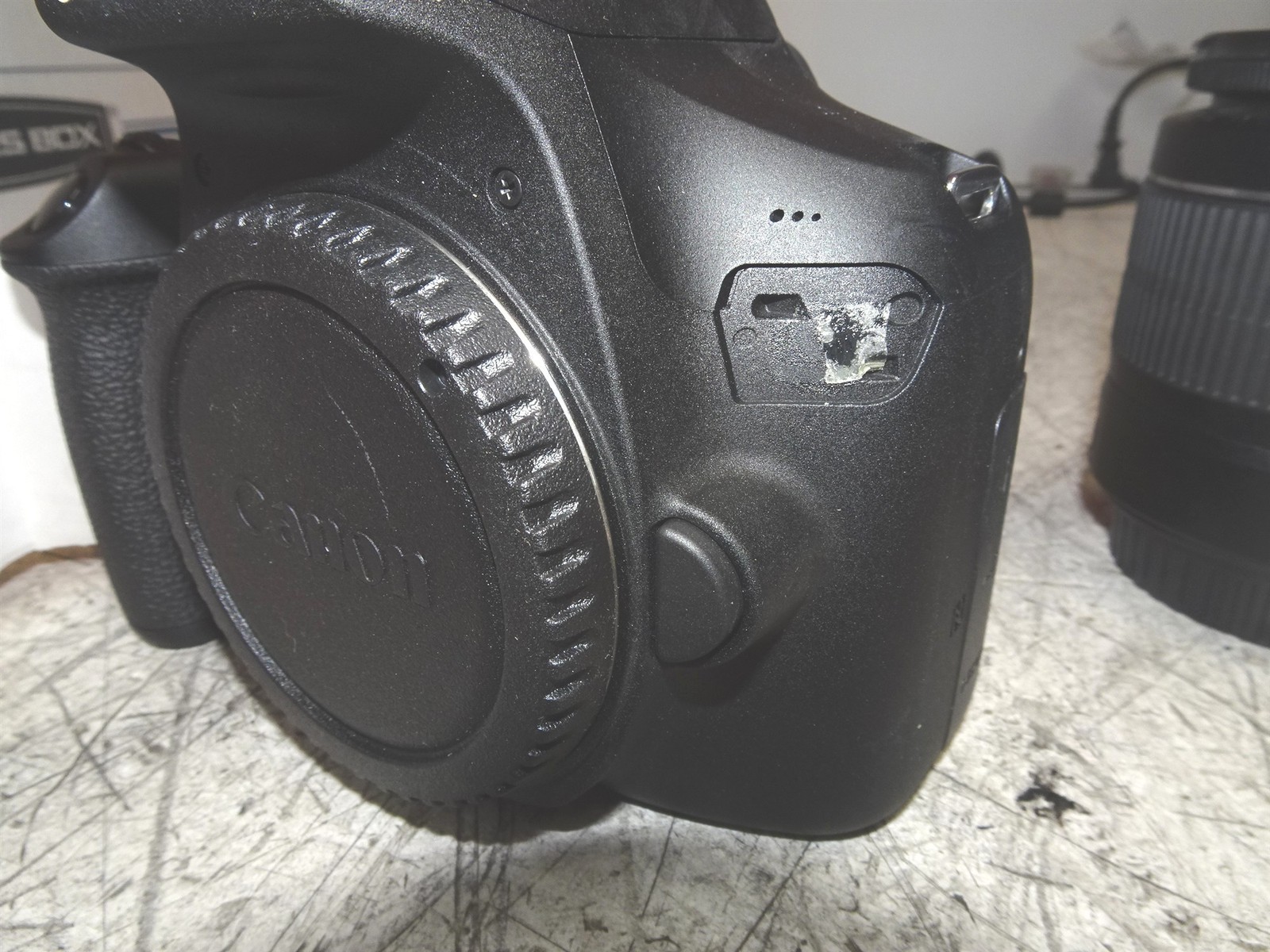 Canon EOS 1500D Rebel T7 DSLR 24.1MP w/ EF-S 18-55mm III Lens NO Battery