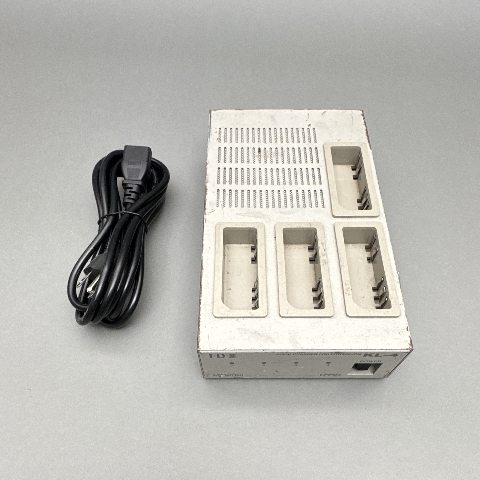 IDX KL-4 4-Bay Sequential Charger for Lithium-Ion Batteries 100-240V.