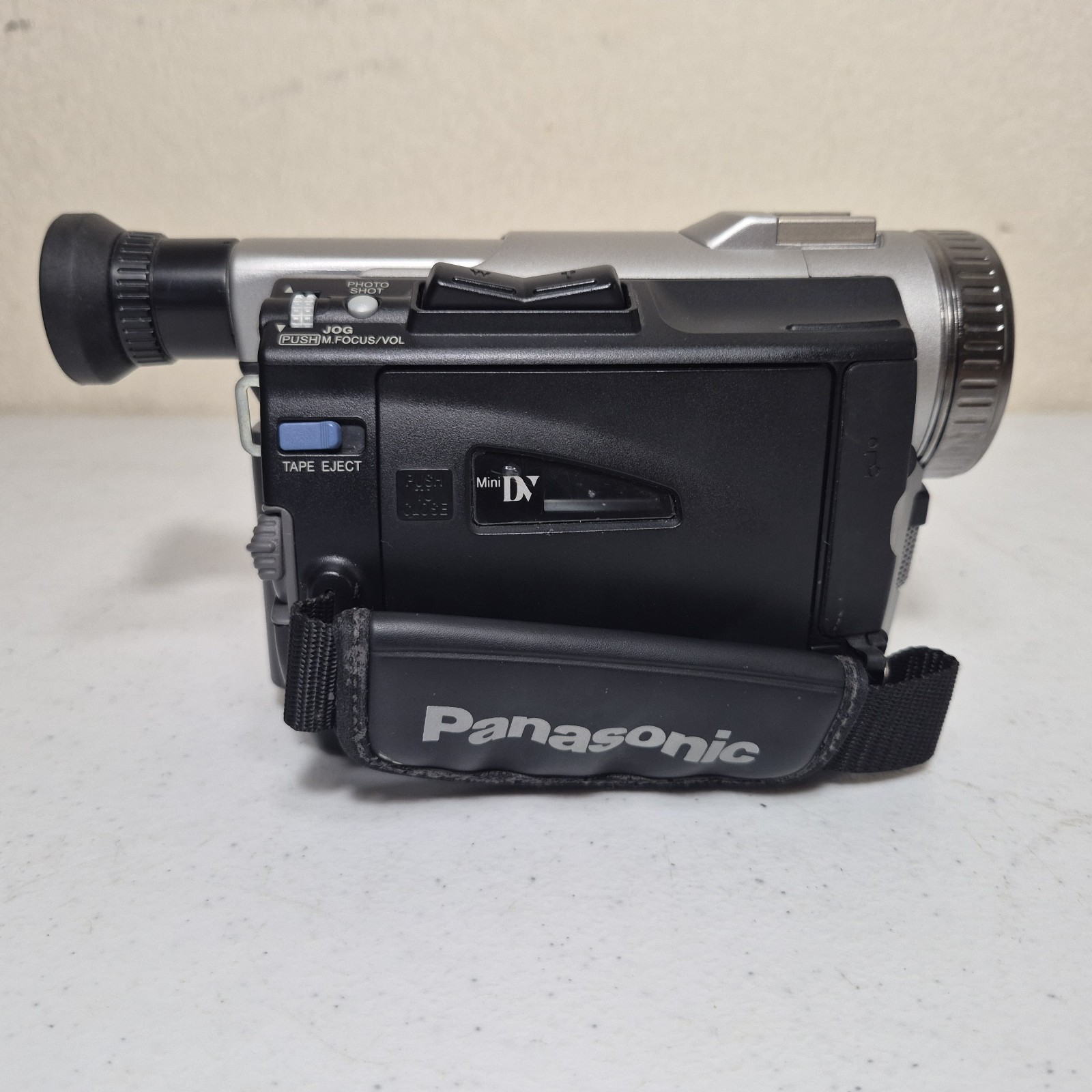 Panasonic PV-DV101D 2.5″ Screen 300x Digital Zoom Mini DV Video Palmcorder