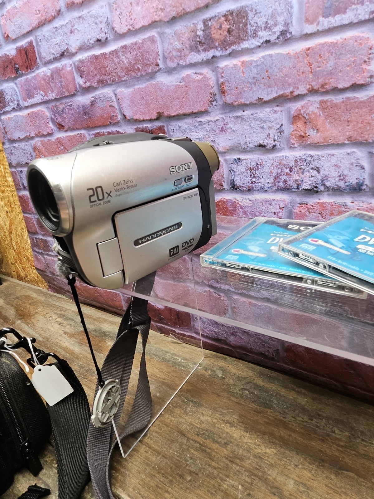 Sony DCR-DVD92 Handycam DVD Camcorder 20X Tested Works w/ Charger Bad Battery