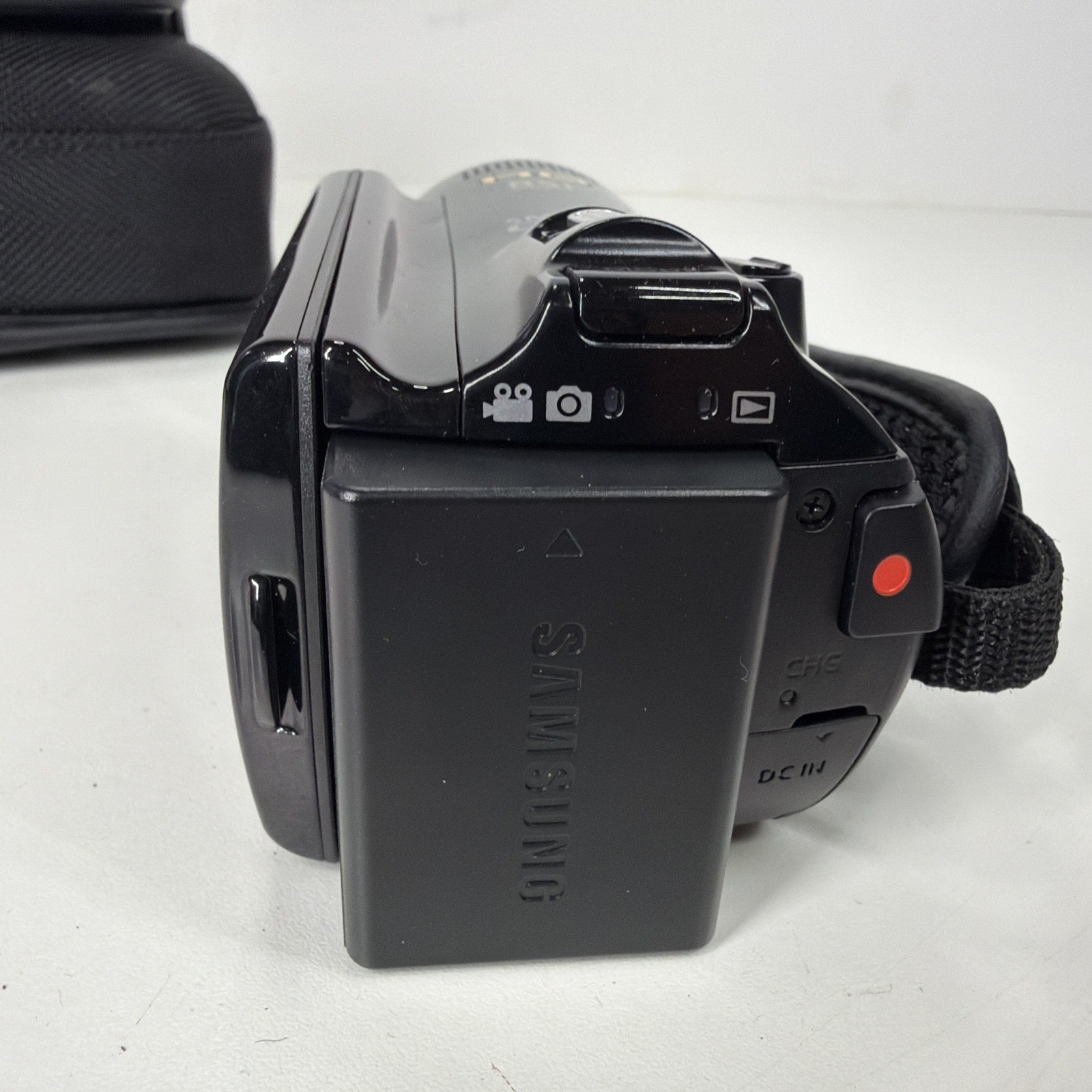 Samsung HMX-H200BP Handheld High Definition Camcorder Black NEEDS CHARGER VGC