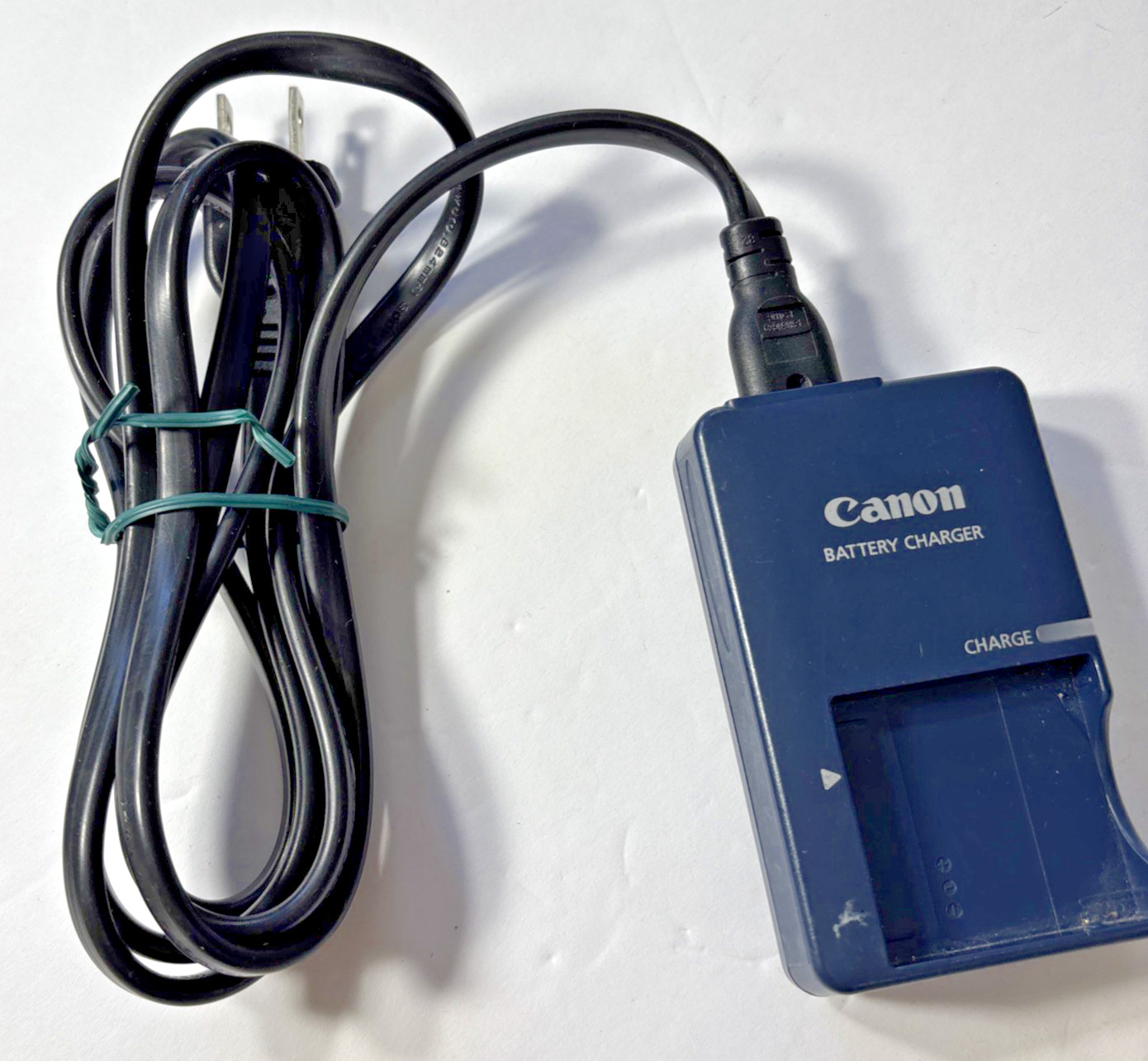 Genuine Canon CB-2LVE Charger for canon battery in:100-240V, out: 4.2V 0.65A