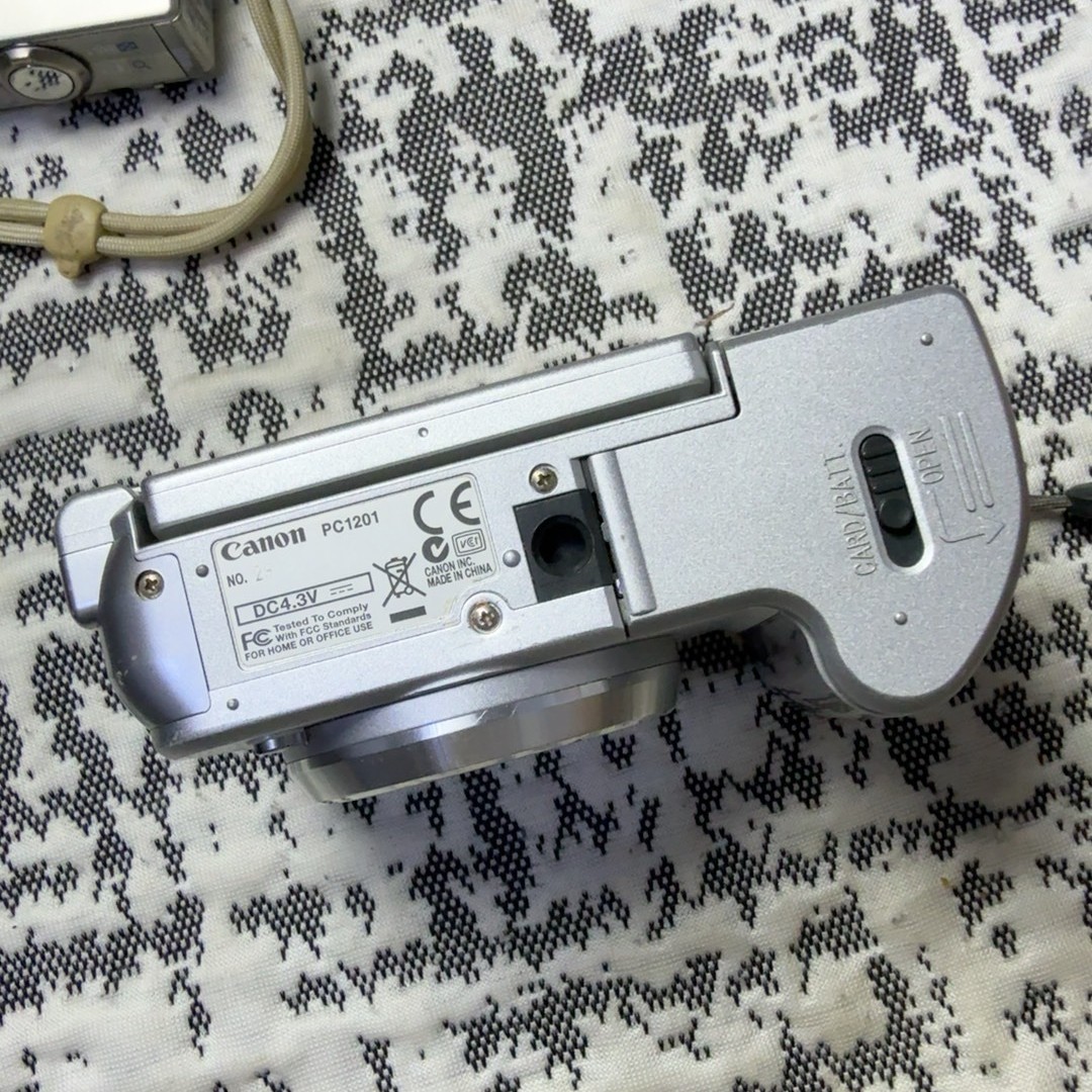 Canon PowerShot A630 Digital Camera 8 MP 4X Optical Zoom Tiltable Screen Silver