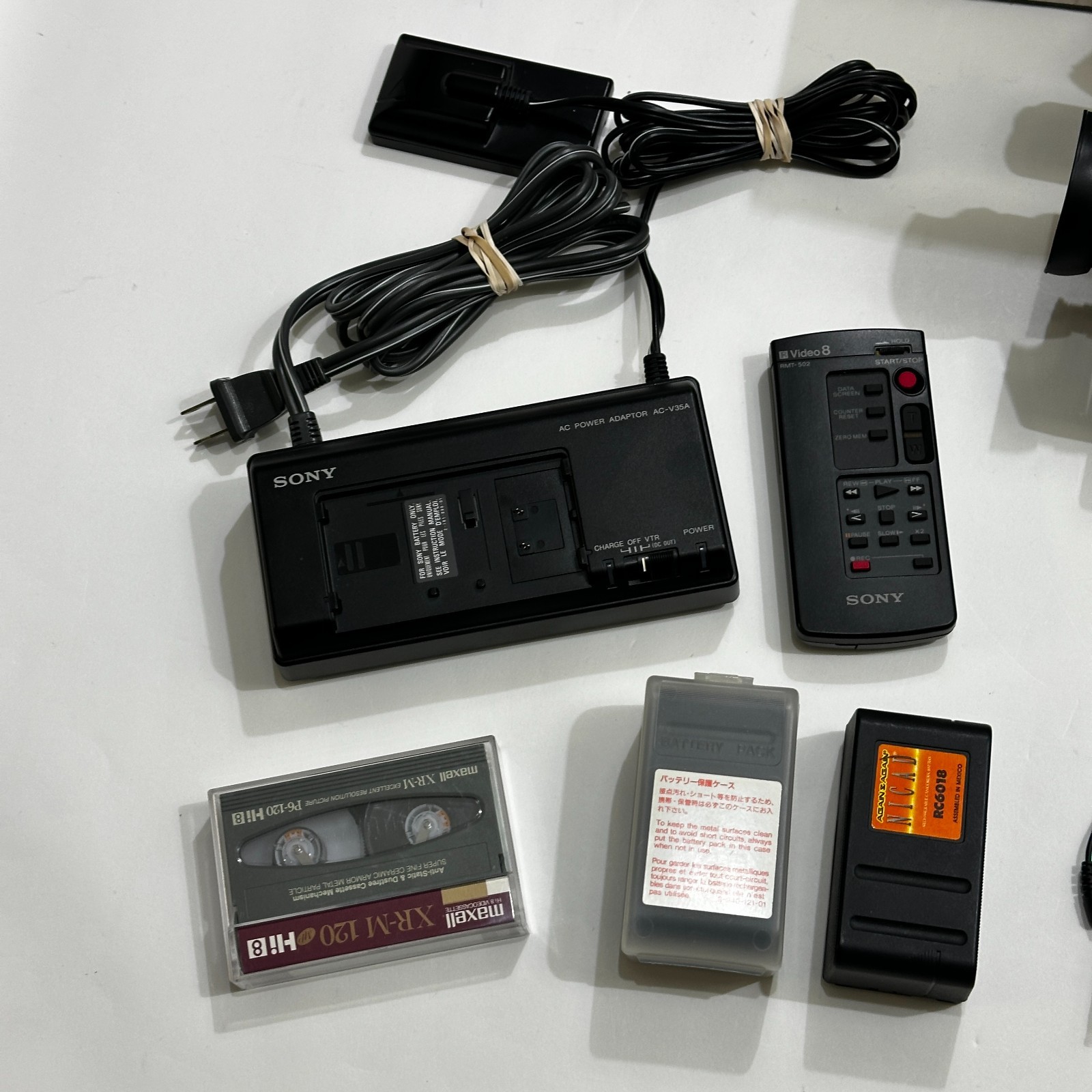 Sony CCD-V701 Video Hi8 Handycam Camcorder Bundle Box Untested