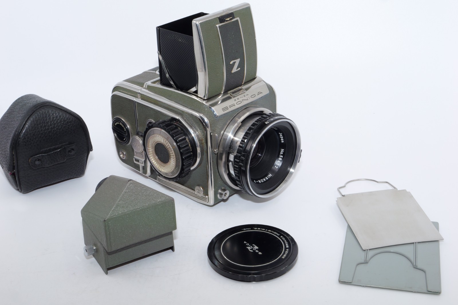 Zenza Bronica DeLuxe Medium Format 6×6 Slr Film Camera. 7.5cm f2.8 Lens. Prism.