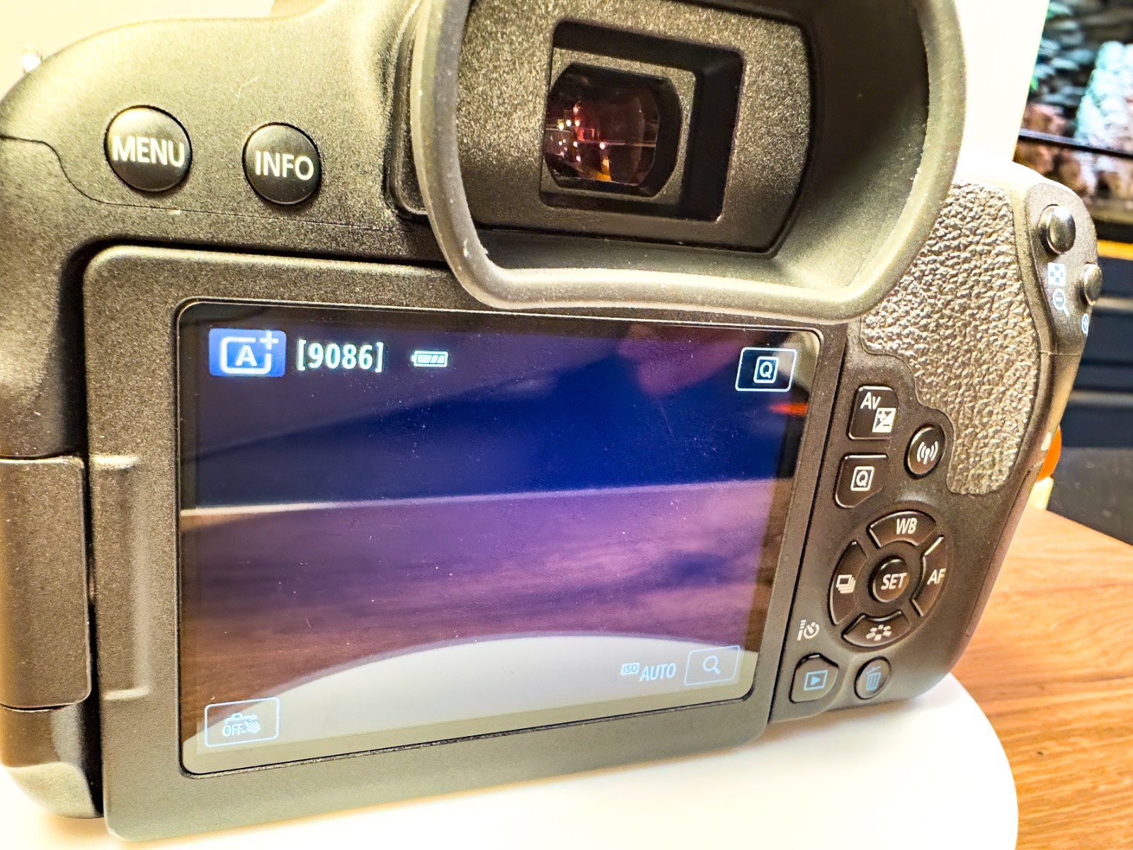Canon EOS Rebel T7i 800D DSLR Camera w/ MF 85mm f/1.8 Portrait Lens