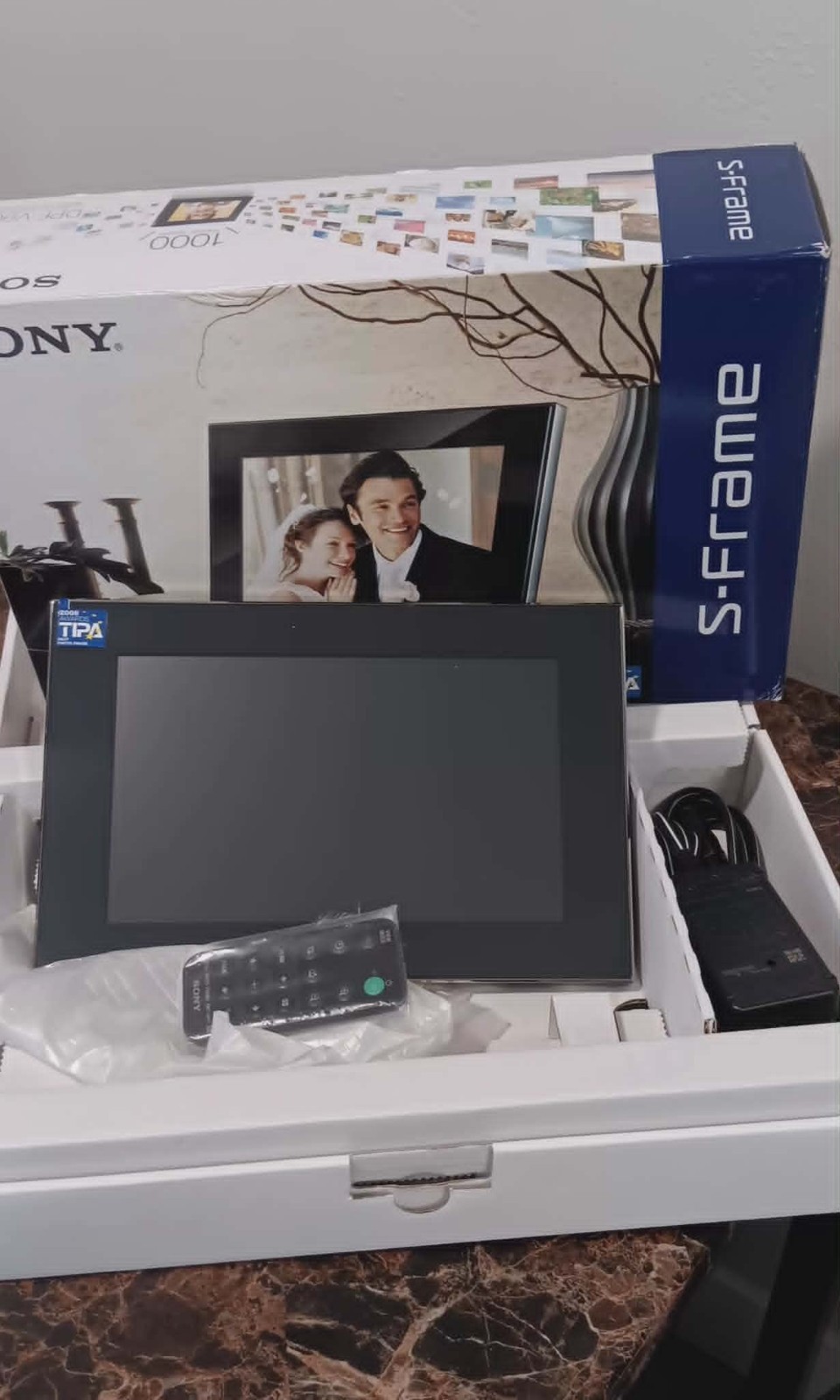 SONY S-FRAME 9″ LCD FRAME – DPF-V900 – DIGITAL PICTURE FRAME – NEW