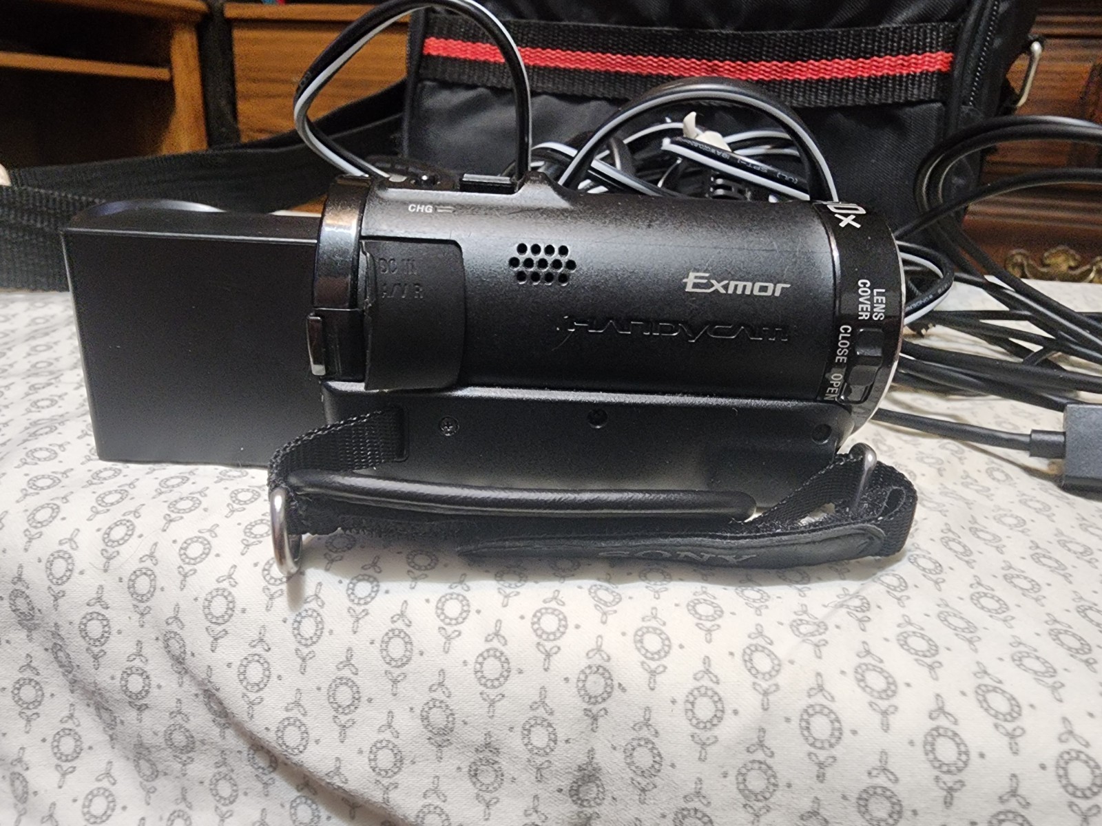 SONY HDR-CX100E FHD Handycam Digital Camcorder +Battery, Charger,Cords, Mem Card