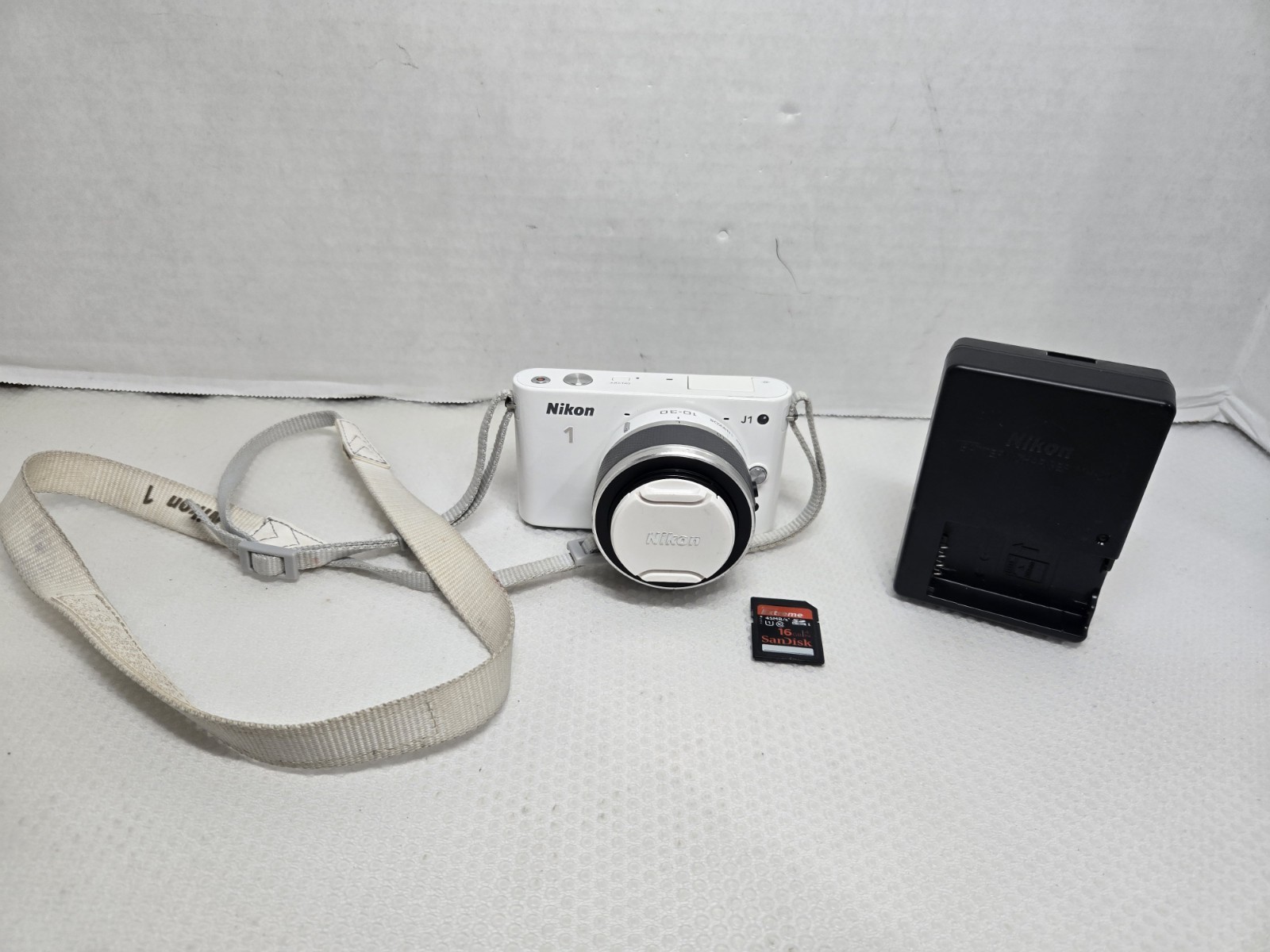 Nikon 1 J1 Digital Camera White ( VR 10-30mm Lense) battery charger TESTED