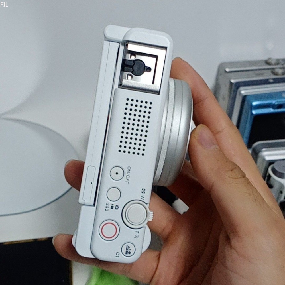 Sony ZV-1F Vlog Camera 4K for Content Creators and Video Recorders White Wi-Fi
