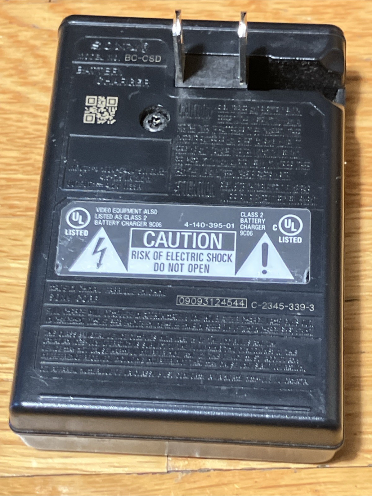 Genuine Sony BC-CSD Battery Charger 100-240V Output: 4.2V 0.33A NP-BD1 NP-FD