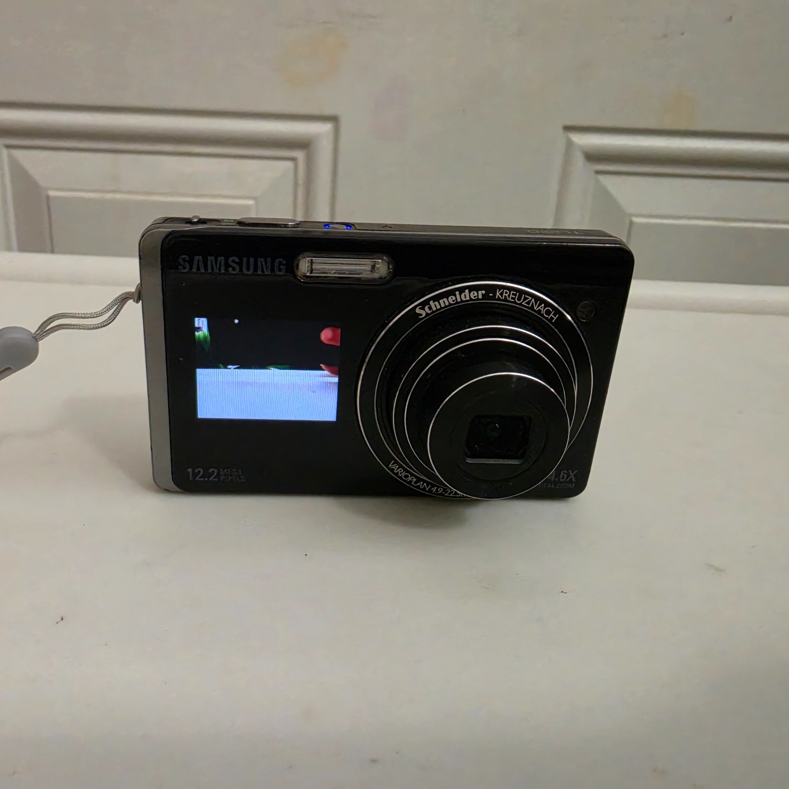 Samsung TL220 DualView Digital Camera 12.2MP 4.6x Zoom Schneider Lens Used