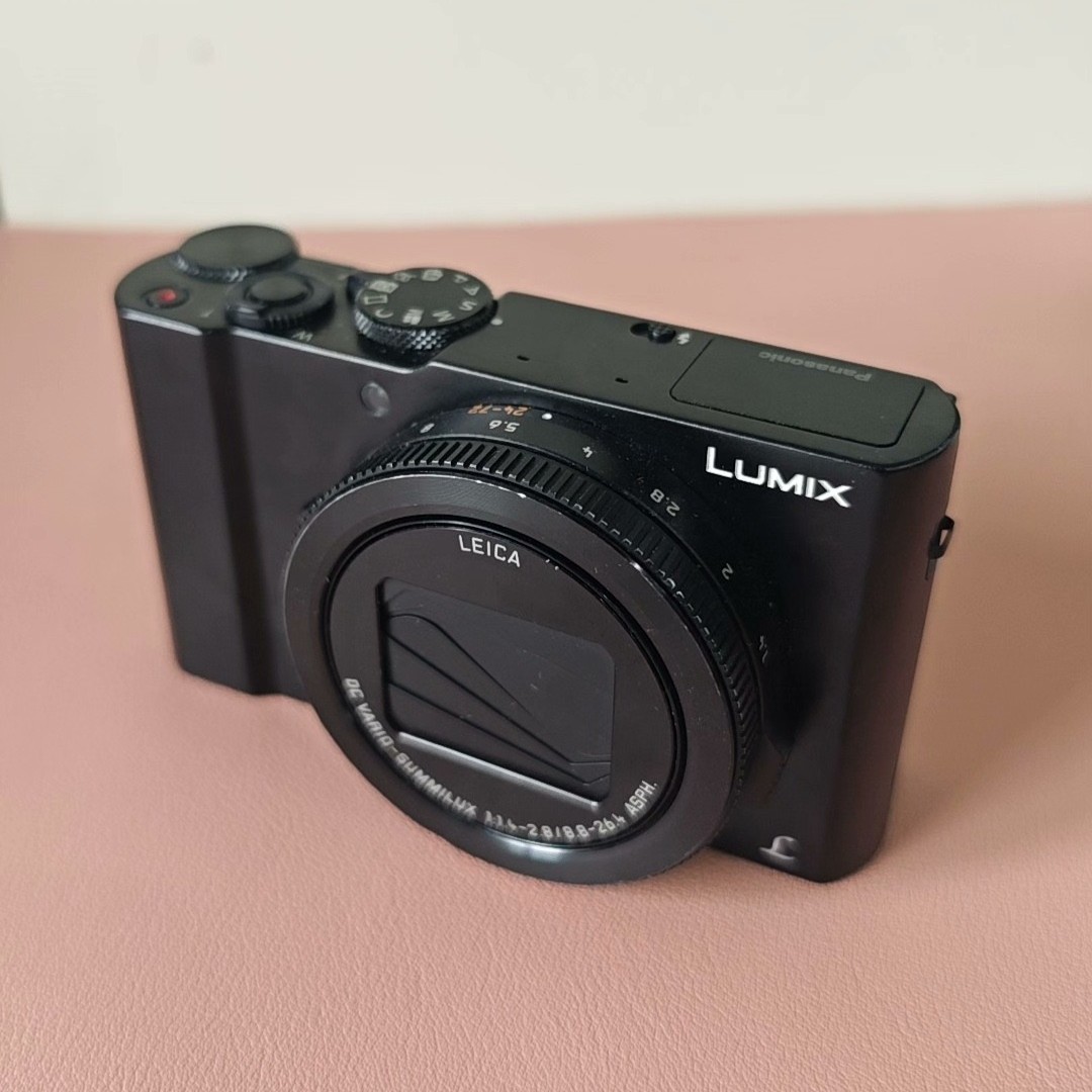 Panasonic DMC-LX10 (LX15) Digital Camera 20.1 MP 3x Optical Zoom Tiltable Screen