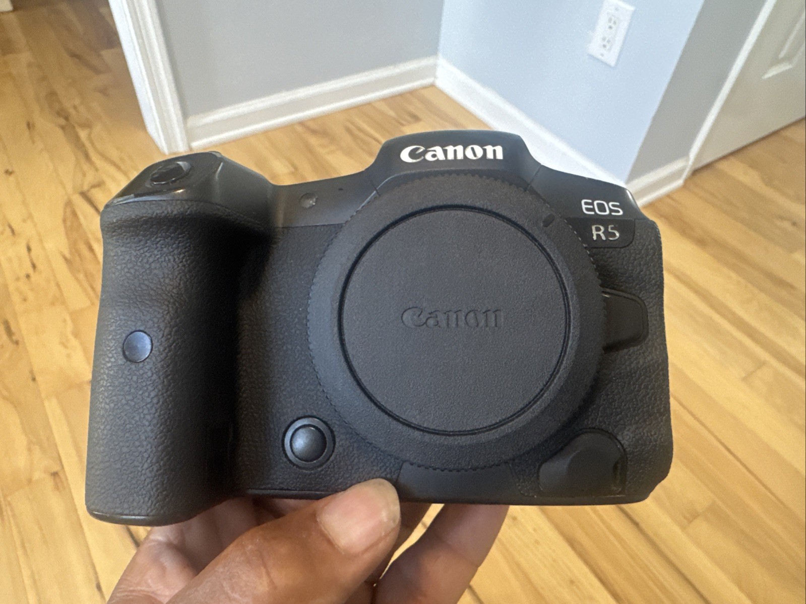Canon EOS R5 45.0MP Mirrorless Camera – Black 24% Shutter Count (Body Only)