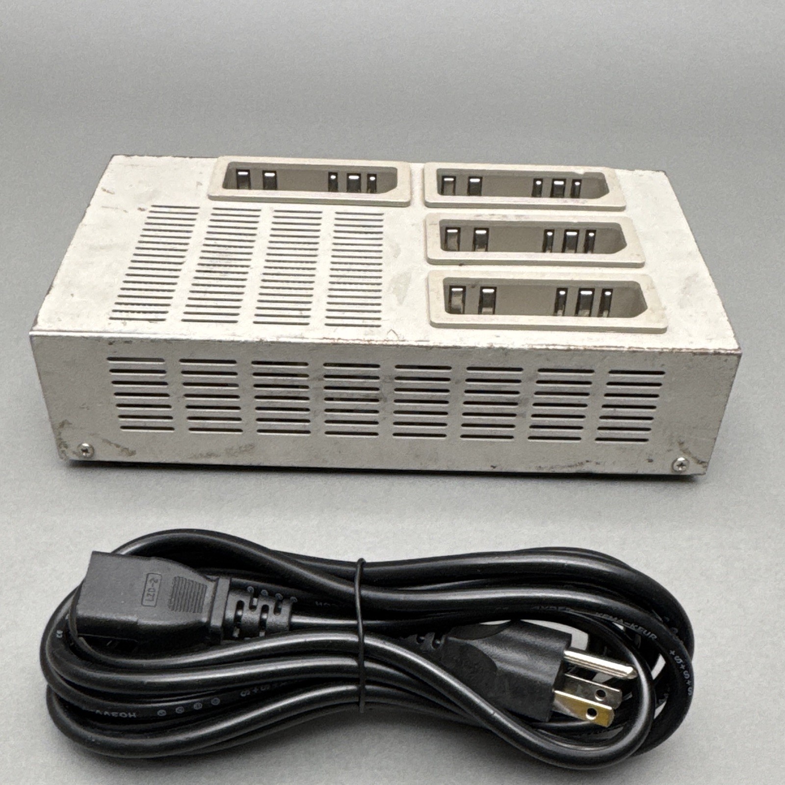 IDX KL-4 4-Bay Sequential Charger for Lithium-Ion Batteries 100-240V.
