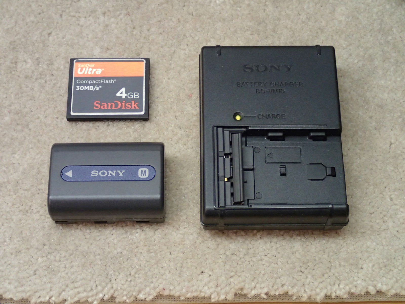 Sony DSLR A100 Digital Camera with Sony 75-300 Zoom Lens 4GB