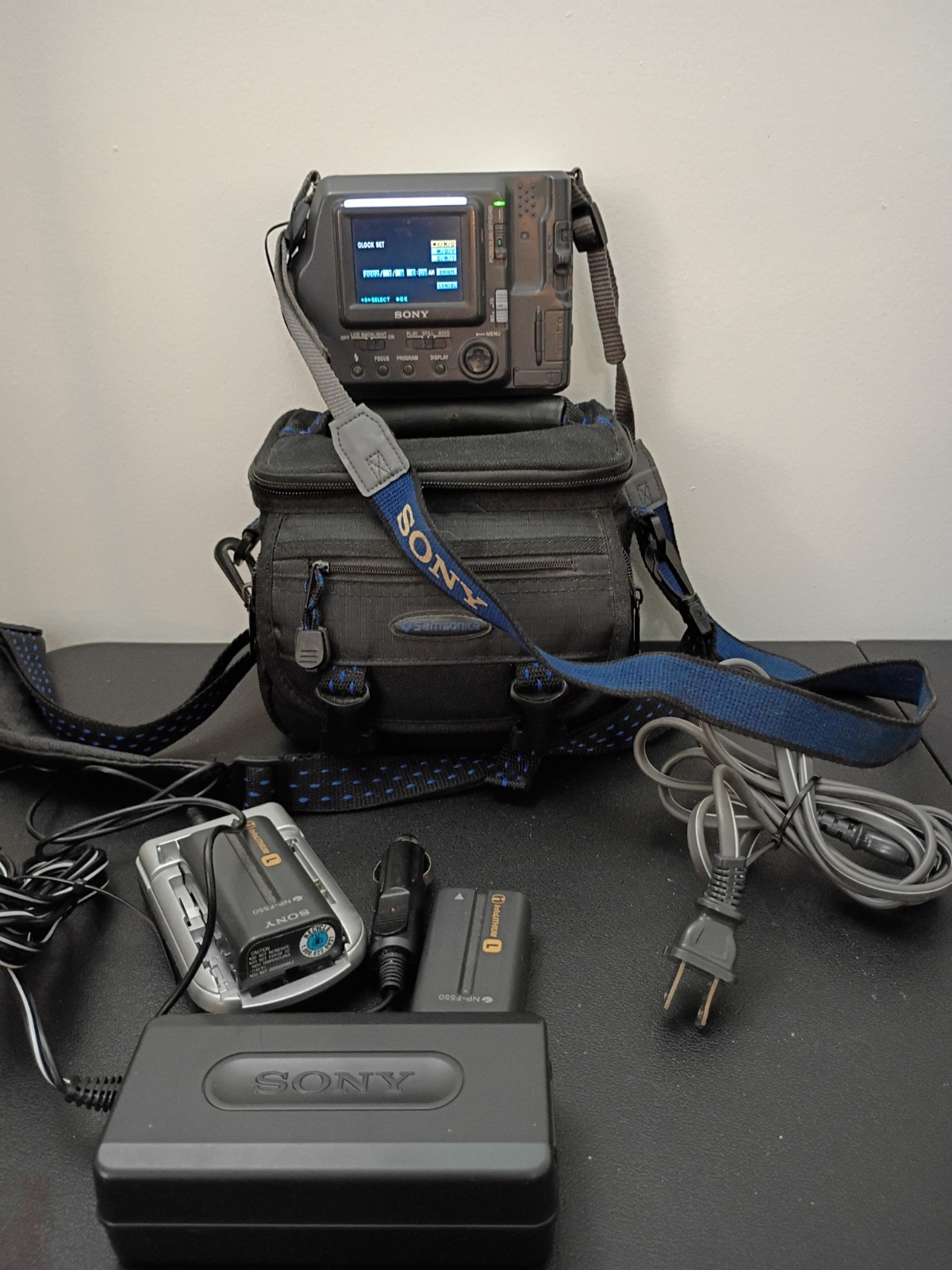 Vintage Sony FD Mavica 2.0MP Digital Camera MVC-FD200 Dual Media 6X Zoom Bundle