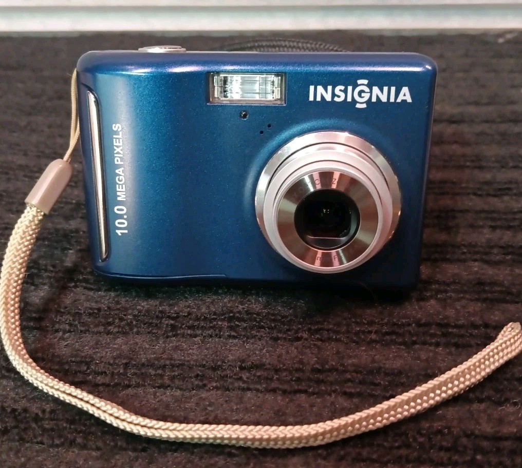 Insignia 10.0 MP Digital Camera NS-DSC10B Blue – Tested & Works