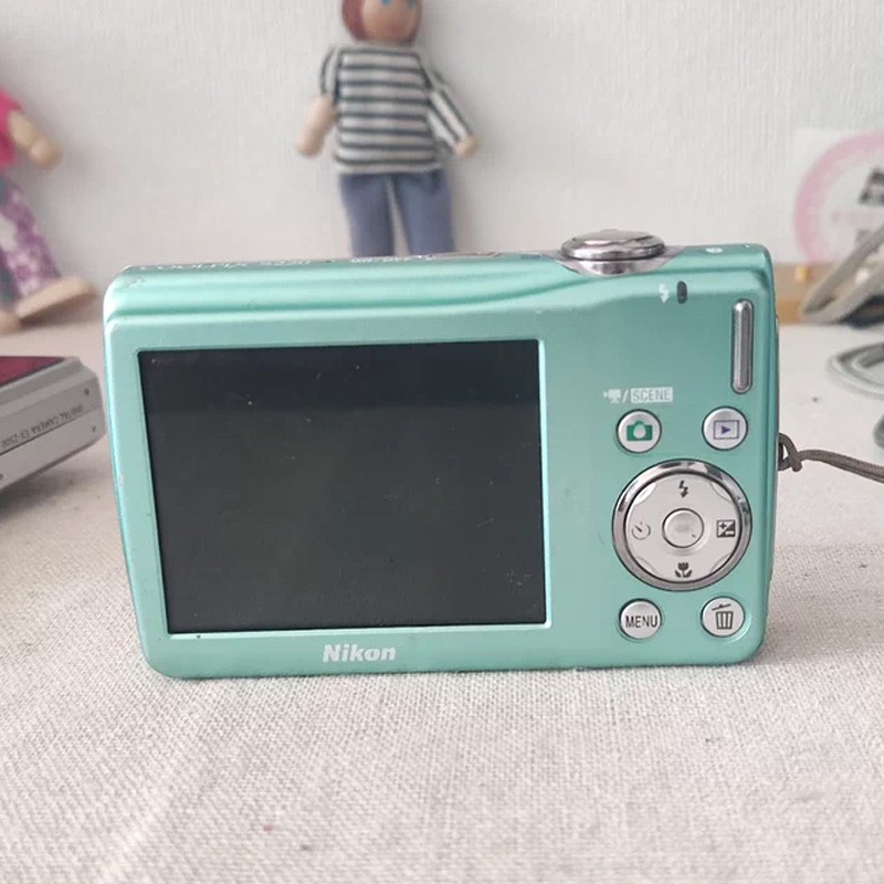 Nikon Coolpix S220 10.0MP 3x Zoom Compact Digital Camera English Language Gift