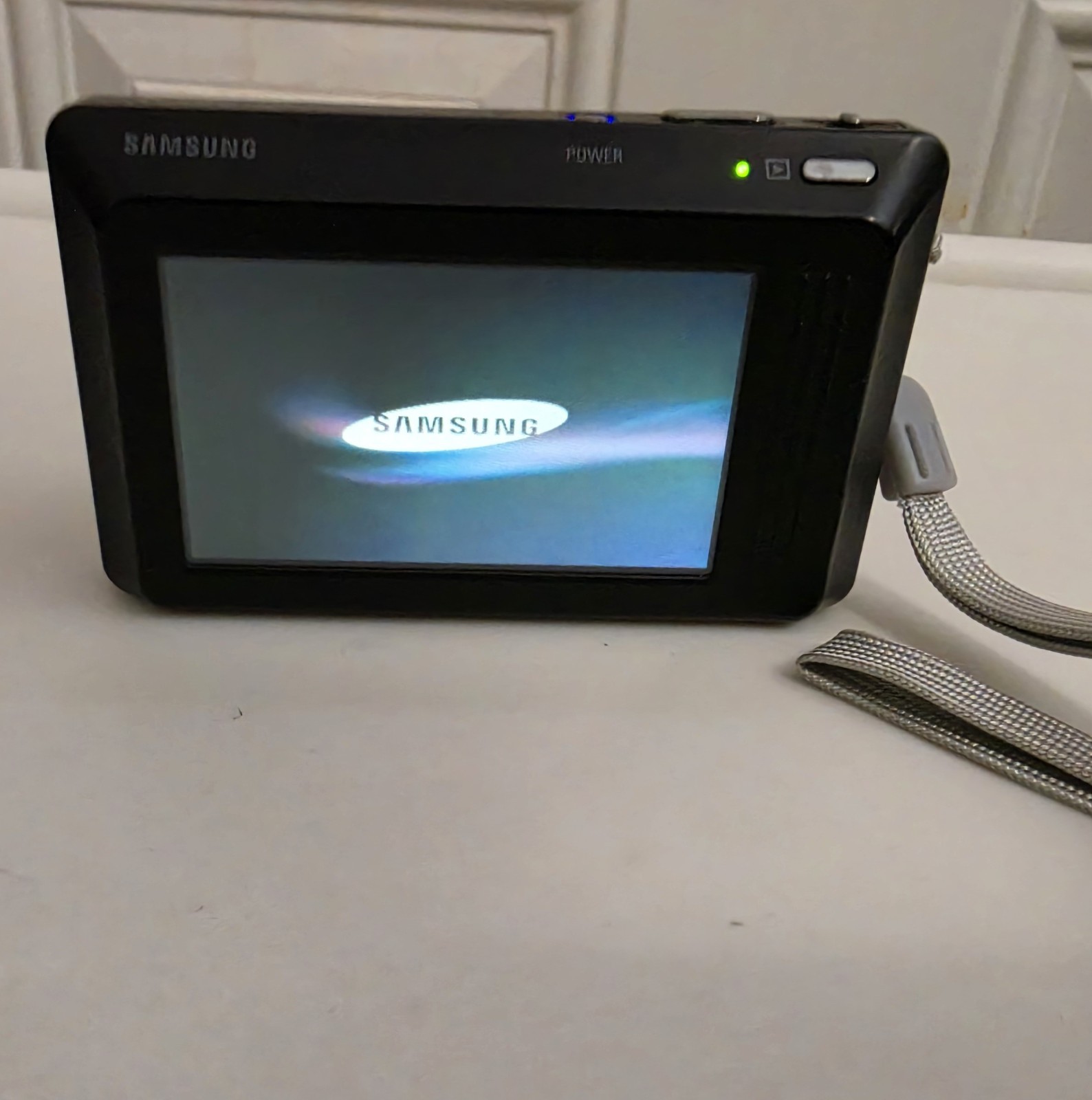 Samsung TL220 DualView Digital Camera 12.2MP 4.6x Zoom Schneider Lens Used