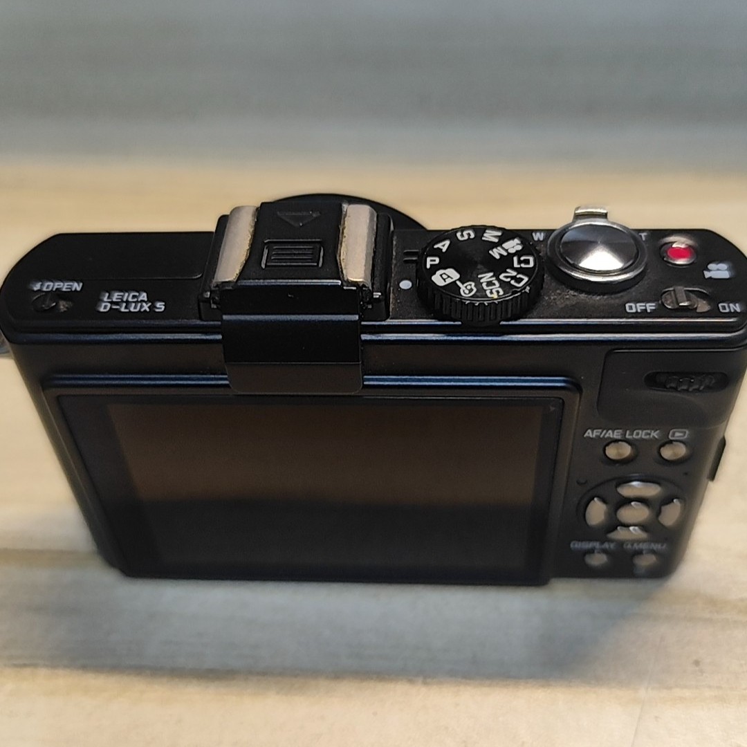 Leica D-LUX 5 Digital Camera 10.1MP 3.8x Optical Zoom 720p HD Video Recording
