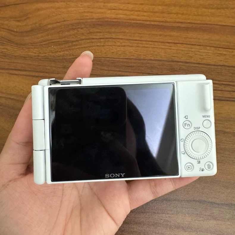 Sony ZV-1F 20.1MP 4K f/2 Vlogging Flip Screen Digital Camera – 95% New
