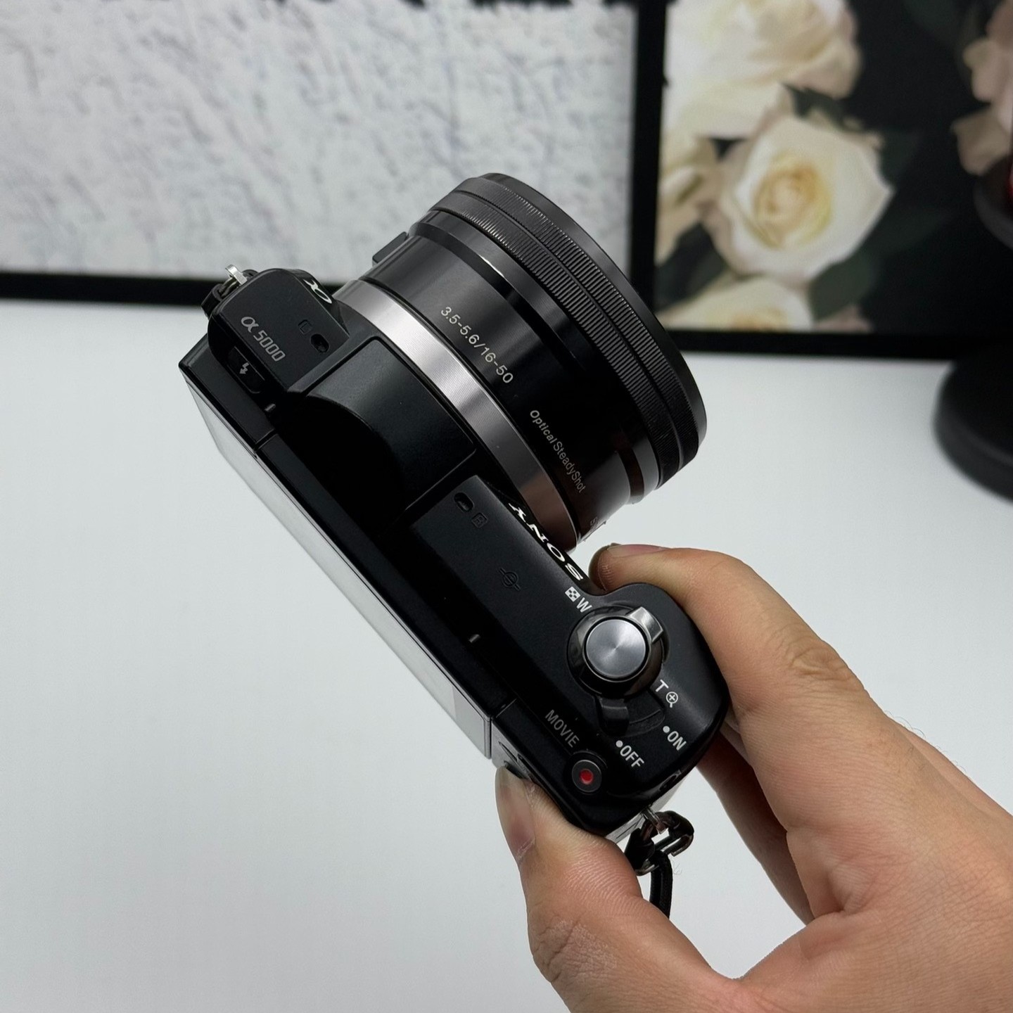 Sony Alpha A5000 Mirrorless Camera w/ 16-50mm lens 20.1MP Tiltable Screen- Black