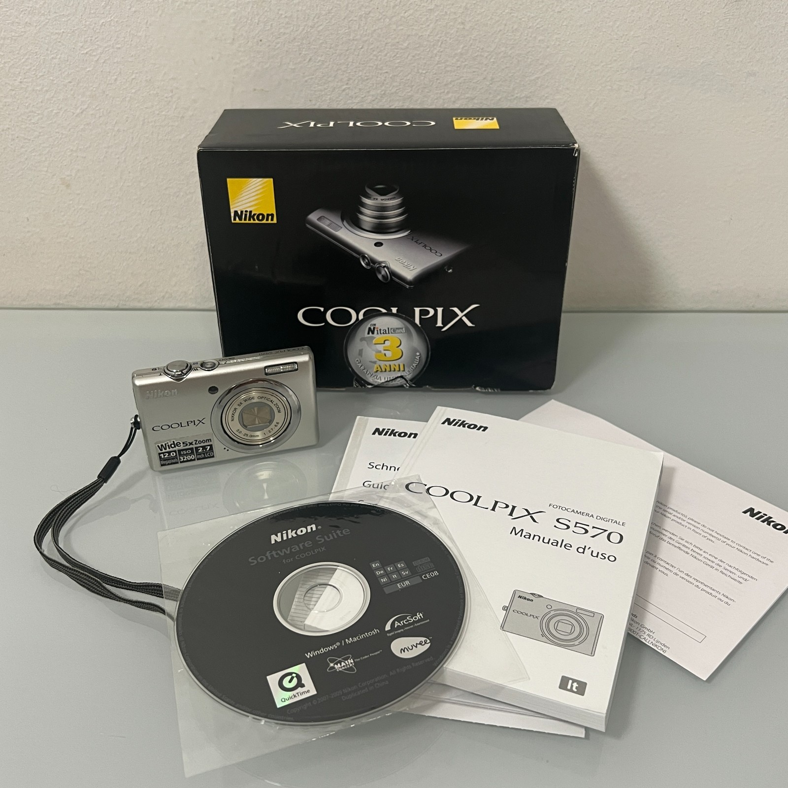 NIKON COOLPIX S570 Digital Compact 12 Megapixel Camera with GREAT Box