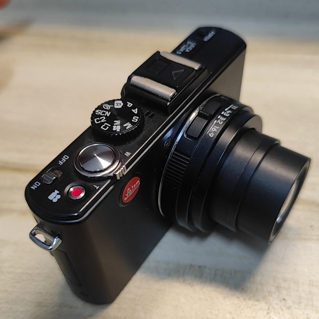 Leica D-LUX 5 Digital Camera 10.1MP 3.8x Optical Zoom 720p HD Video Recording
