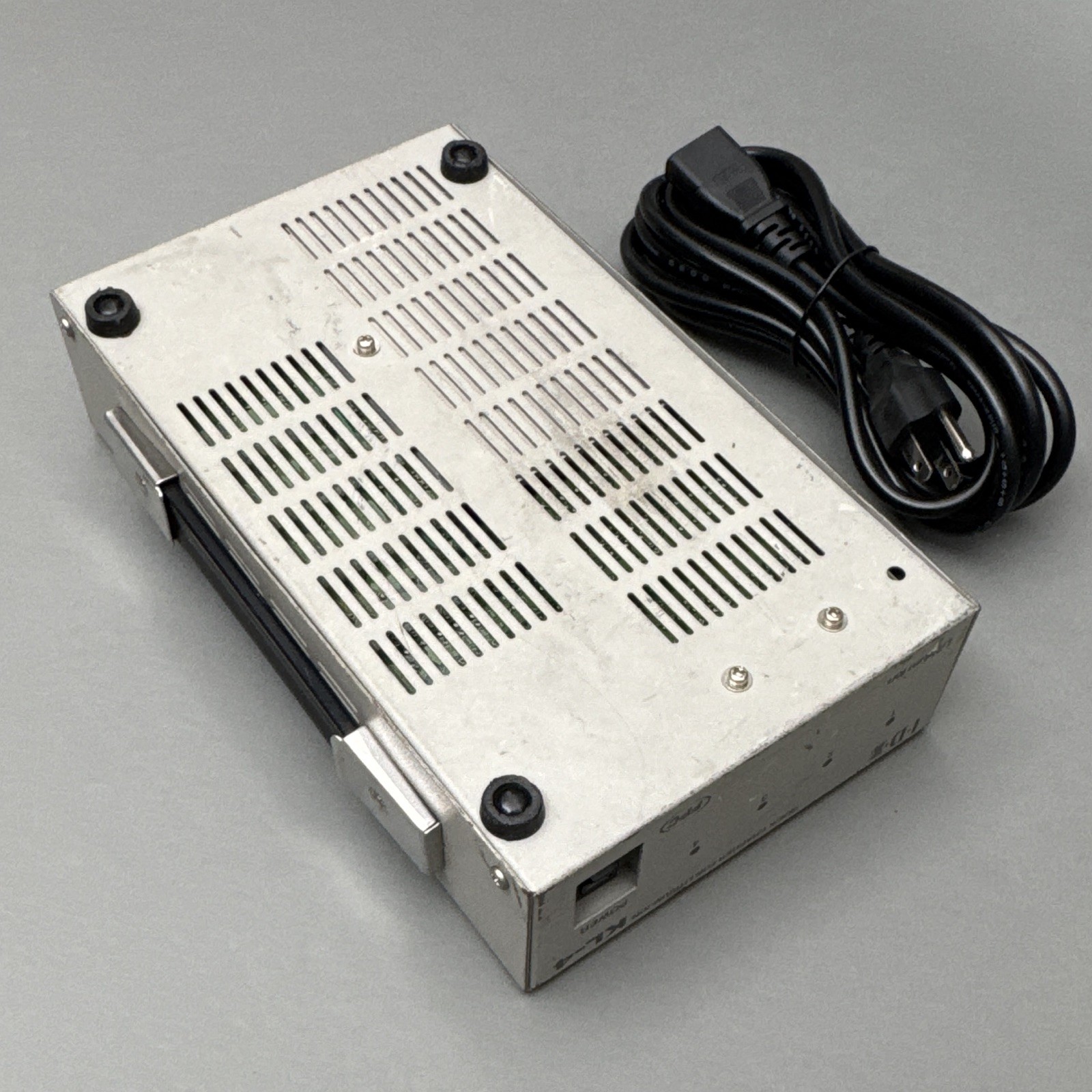 IDX KL-4 4-Bay Sequential Charger for Lithium-Ion Batteries 100-240V.