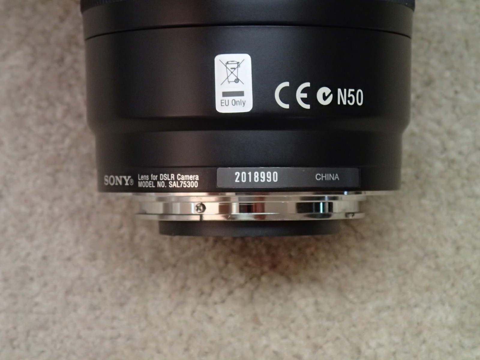Sony DSLR A100 Digital Camera with Sony 75-300 Zoom Lens 4GB