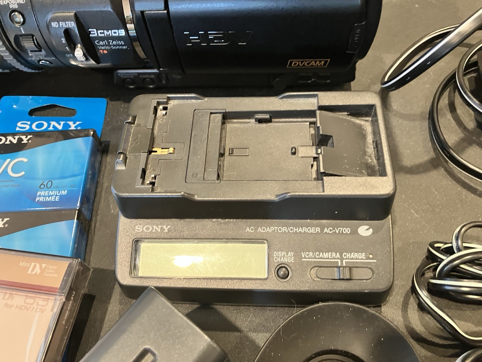 Sony HVR-V1U 3CMOS HDV Pro Camcorder MiniDV DVCAM 20x Zoom HDMI Working w/extras