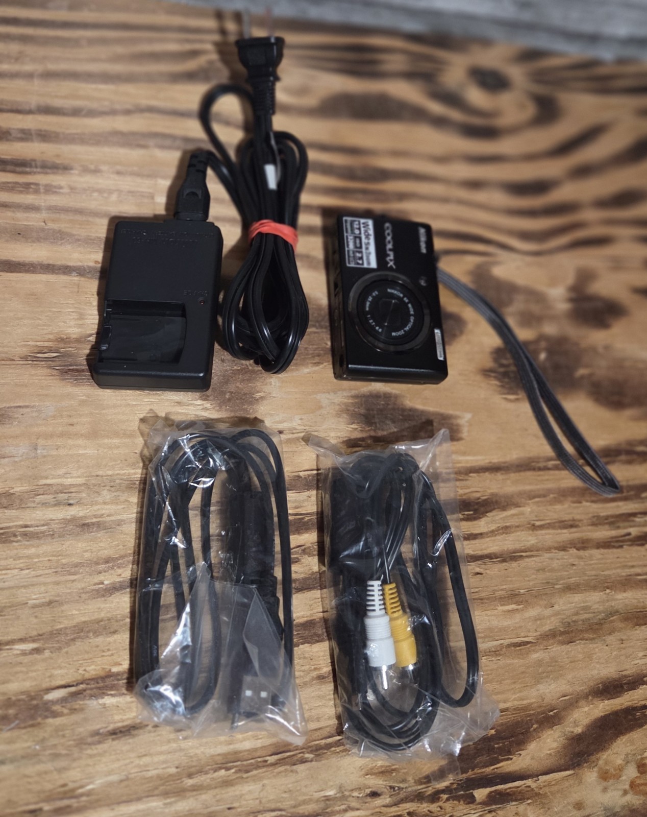 Nikon COOLPIX S570 Digital Camera 12.0MP TESTED with Box, Battery+Charger NICE!!