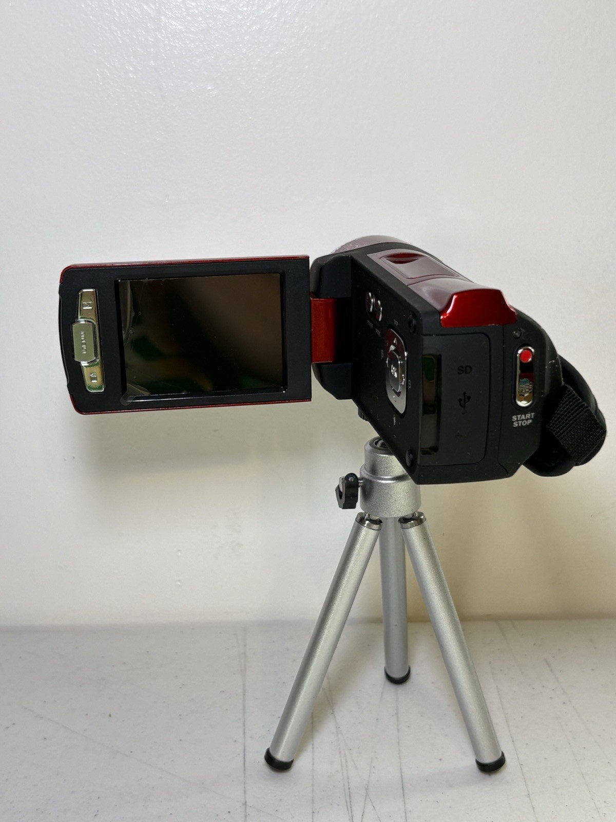 Minx DV537 Digital Video Camera Camcorder Red LCD Screen SD Card Tripod